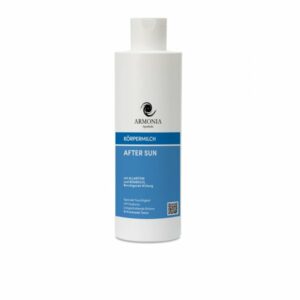 Flasche mit weißer Körpermilch für die Nachsorge nach dem Sonnenbaden, etikettiert mit 'AFTER SUN'.