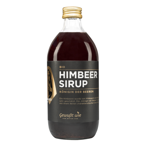Flasche mit Bio-Himbeersirup, dunkelrote Flüssigkeit, schwarzes Etikett mit goldener Schrift.