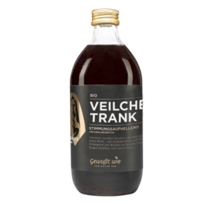 Glasflasche mit Bio Veilchentrank, dunkelbraune Flüssigkeit und schwarzes Etikett, stimmungsaufhellend.