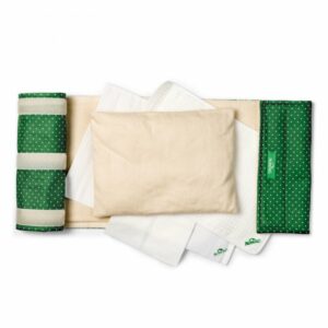 Set mit mehreren Stoffgegenständen in Grün und Beige, darunter eine gepolsterte Unterlage und verschiedene Tücher.