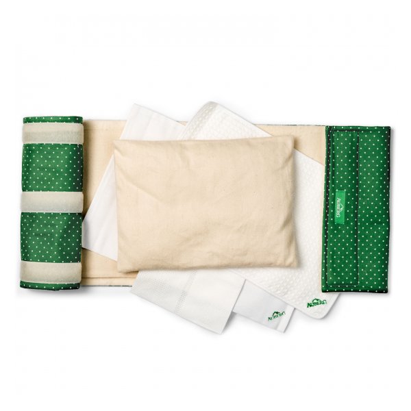 Set mit mehreren Stoffgegenständen in Grün und Beige, darunter eine gepolsterte Unterlage und verschiedene Tücher.