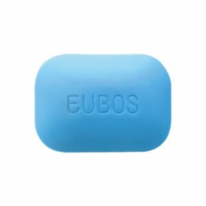 Helle blaue Seife mit der Prägung "EUBOS" auf der Oberfläche, rechteckige Form.