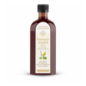 Braune Flasche mit weißem Etikett, enthält Tannenwipfel Sirup, alkohol- und zuckerfrei, mit Kräutern für die Atemwege.