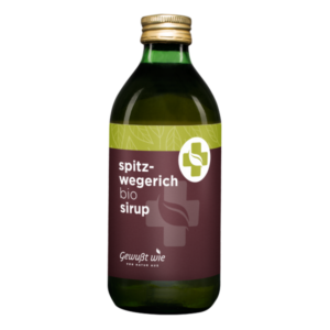 Grüne Glasflasche mit bio Spitzwegerichsirup, etikettiert mit naturfreundlichem Design und Text.