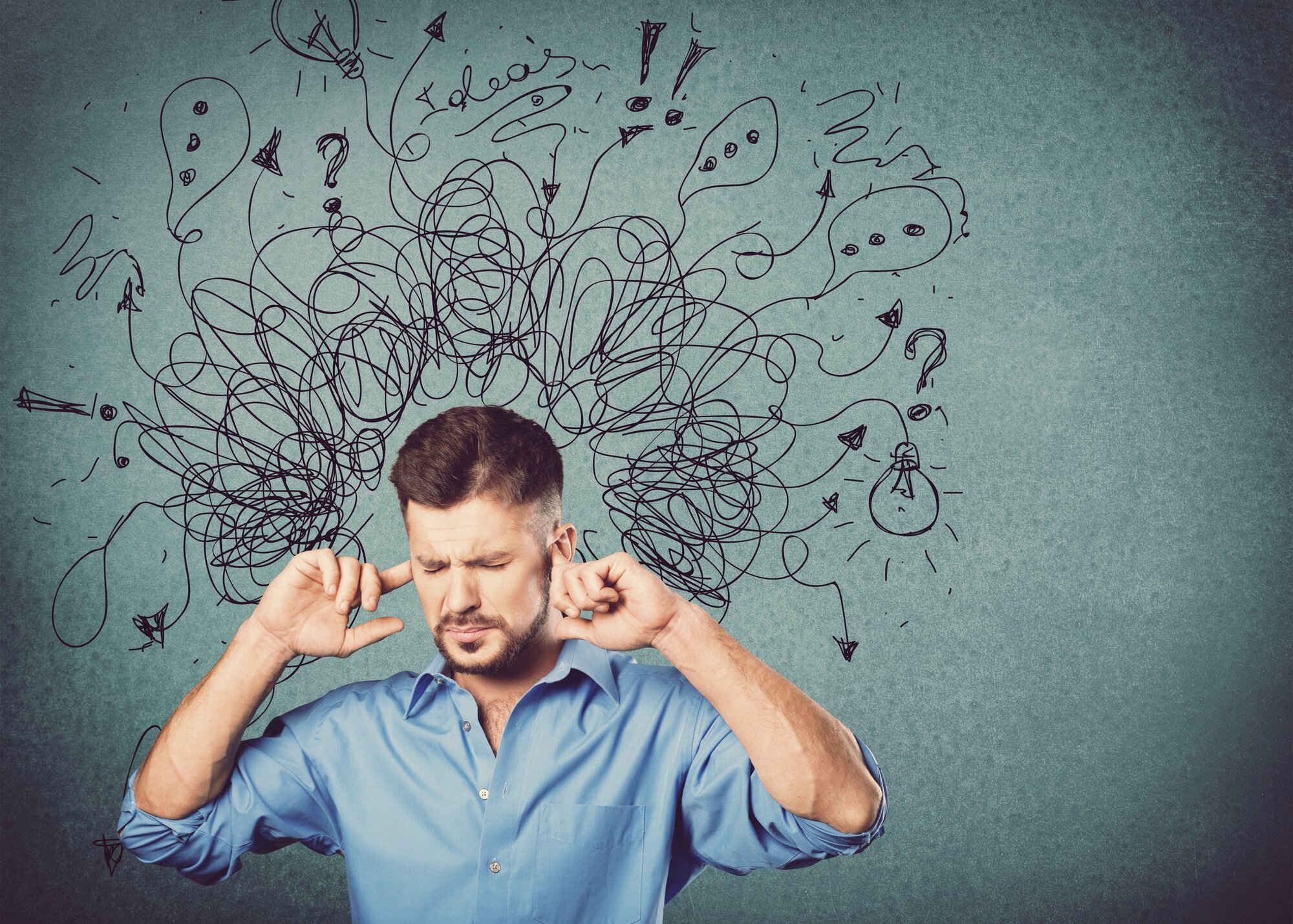 Ein Mann in einem blauen Hemd hält sich die Ohren zu, während verworrene Gedanken und Symbole über seinem Kopf schweben.