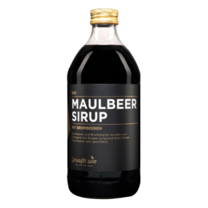 Eine Glasflasche mit Bio-Maulbeersirup, beschriftet mit "Maulbeersirup mit Brombeeren" und einem schwarzen Etikett.
