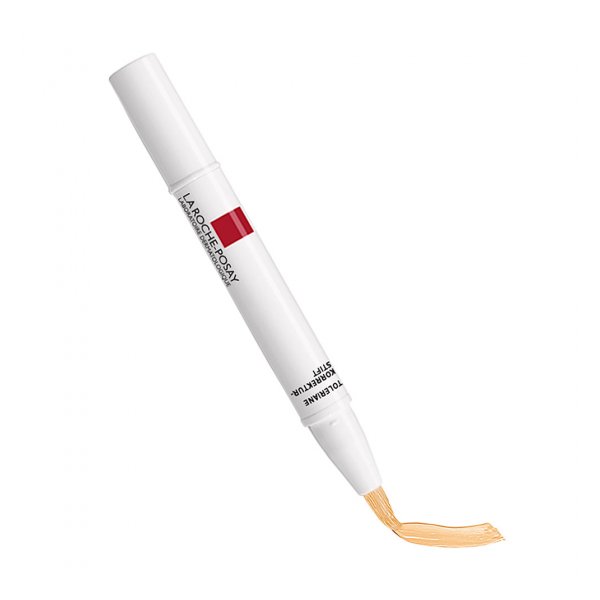 Korrekturstift in einem weißen Gehäuse mit rotem Logo und beige Farbe am Applikator.