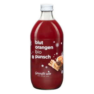 Flasche mit Bio Blutorangenpunsch, roter Inhalt, Etikett mit Schneeflocken und Zimtstangen.