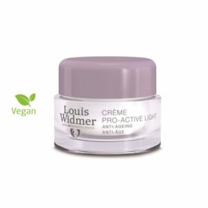 Louis Widmer Creme Pro-Active Light in einem transparenten Glasbehälter mit lila Schraubdeckel, vegan zertifiziert.