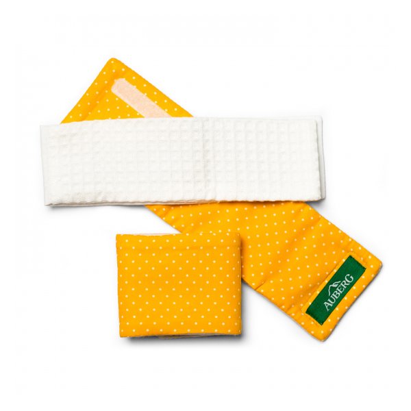 Ein gelbes Wärmekissen mit weißen Punkten und ein weißes, strukturiertes Bezugsteil daneben.