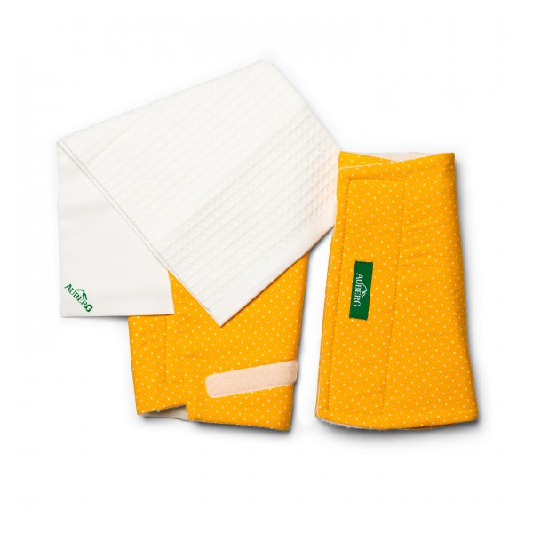 Vier Küchentücher: zwei gelbe mit weißen Punkten, eines weiß mit Rippstruktur und ein Handtuch mit Markenlabel.