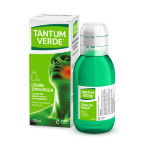 Grüne Gurgellösung in einem transparenten Fläschchen mit einer weißen Kappe, verpackt in einer farbigen Box mit Beschreibung.