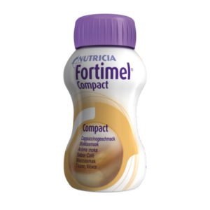 Flasche mit Fortimel Compact in Cappuccinogeschmack, schlanke Form und lila Kappe, beschreibt ein nahrhaftes Getränk.