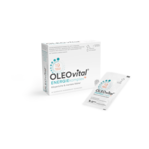 Packung des Nahrungsergänzungsmittels OLEO vital ENERGIEkomplex mit einem Sachet daneben, maracuja Geschmack.