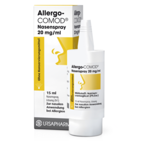 Weißer Flasche mit Nasenspray und gelber Verpackung, beschrieben als Allergiemittel ohne Konservierungsmittel.