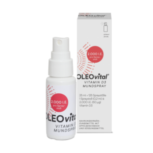 Weißer Sprühflakon mit Vitamin D3 Mundspray und einer Umverpackung, die Details zur Dosierung enthält.