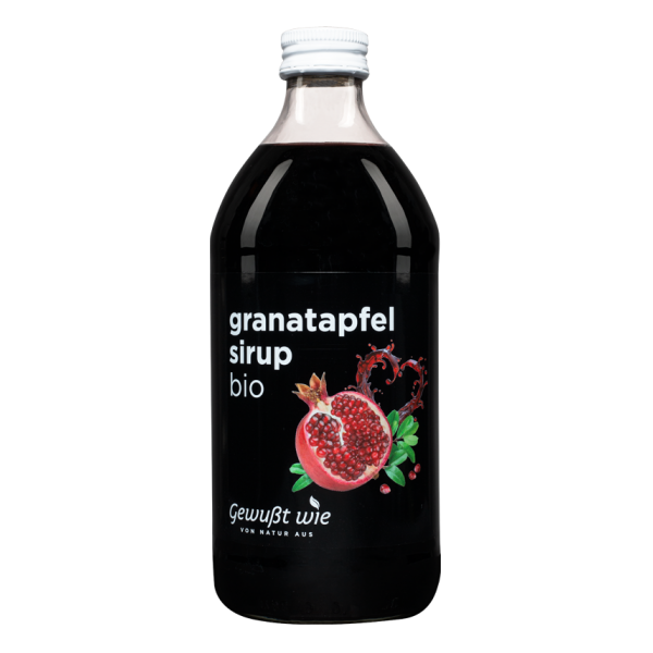 Bio-Granatapfelsirup in einer klaren Glasflasche mit schwarzem Etikett und einem aufgedruckten Granatapfel-Motiv.