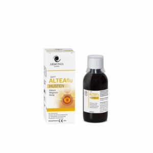 Sirupeflasche SAFT ALTEAflu HUSTEN in Verpackung mit Hinweisen zu Inhaltsstoffen und Anwendung. Enthält Eibisch, Wegerich und Honig.