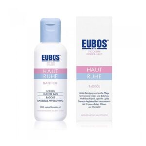 Badeöl für trockene Kinderhaut in einer weißen Flasche mit blauer Kappe und einem farblich passenden Karton.