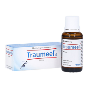 Braune Flasche mit homöopathischem Mittel Traumeel s, verpackt in einer blauen Schachtel mit weißen und roten Schriftzügen.