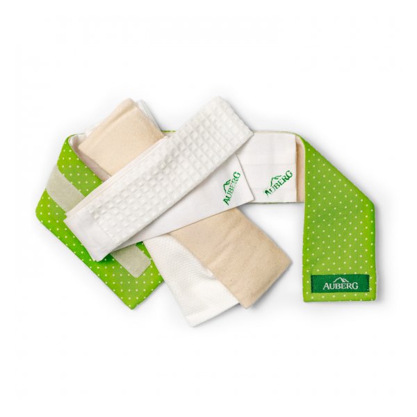 Verschiedene Geschirrtücher in Weiß, Beige und Grüntönen, einige mit Punkten, gekennzeichnet mit "Auberg".