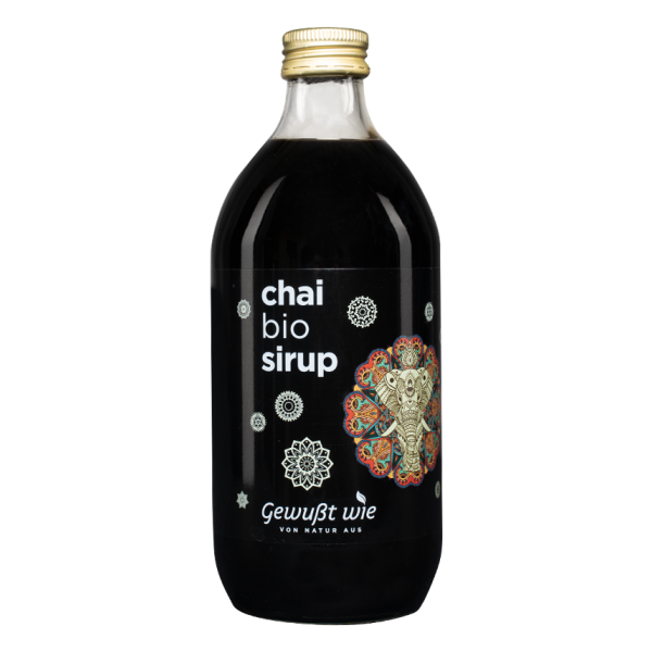 Schwarze Glasflasche mit Chai Bio Sirup, dekoriert mit einem Elefanten und bunten Mustern.
