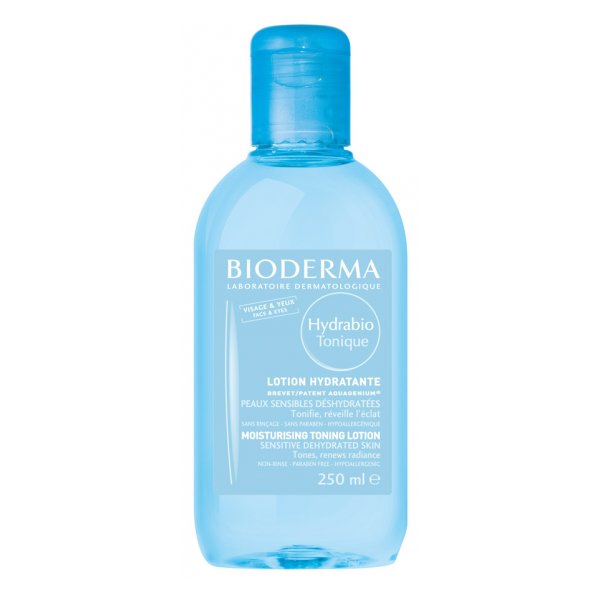 Eine transparente Flasche mit blauer Kappe, die eine Feuchtigkeitstoni lotion von Bioderma enthält. Inhalt 250 ml.
