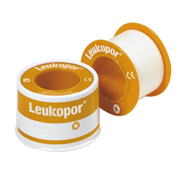 Rollenverband Leukopor, weiße Pflasterrolle mit orangenem Rand, verwendet zur sicheren Fixierung von Wundverbänden.