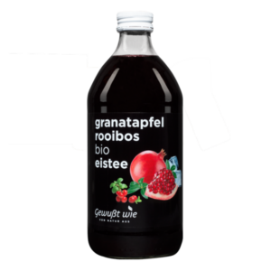 Flasche mit Granatapfel-Rooibos Bio-Eistee, zeigt Granatapfel und frische Blätter auf dem Etikett.
