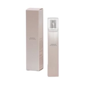 Flakon für Eau de Toilette mit transparenter Verschlusskappe, umgeben von einer schlichten, rosa Verpackung.