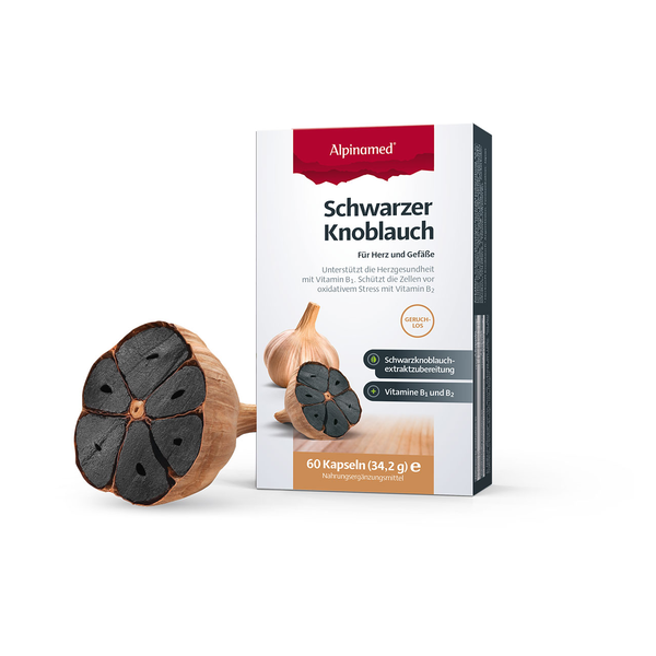 Verpackung von schwarzem Knoblauchextrakt mit einer halben Knoblauchknolle daneben, die schwarze Zehen zeigt.
