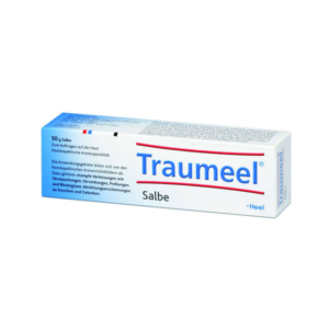 Helle Verpackung einer homöopathischen Salbe namens Traumeel mit Anwendungsgebieten und Dosierungshinweisen.