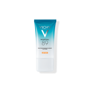 Vichy Mineral 89 UV Fluid in einem weißen und blauen Tube mit Sonnenschutz LSF 50+ und Feuchtigkeitsboost.