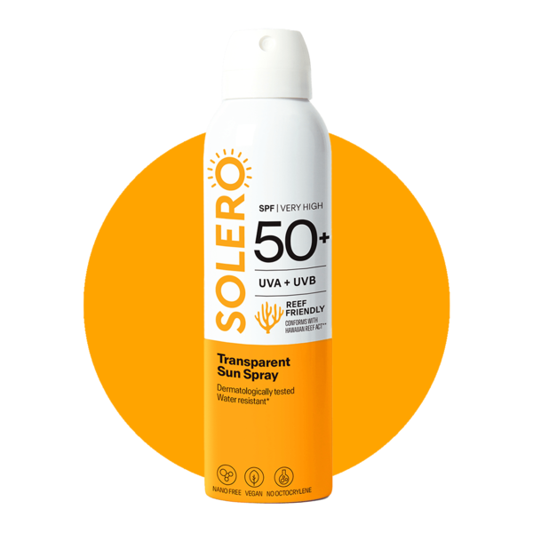 Sonnen spray mit hohem Lichtschutzfaktor 50+, wasserfest und umweltfreundlich, vor orangefarbenem Hintergrund.