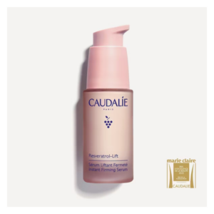 Flasche mit pinkem Pumpspender und Etikett für das Resveratrol-Lift Serum von Caudalie.