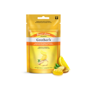 Verpackung von Grether's Zuckerstfreien Pastillen mit Ingwer-Zitrone für Hals und Stimme, auf gelbem Hintergrund.