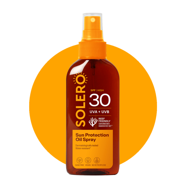 Braune Sprühflasche mit Sonnenöl, SPF 30, Wasserfest, umgeben von orangefarbenem Hintergrund.