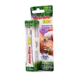 AfterBite Kids-Stift für die Linderung von Insektenstichen, mit beruhigendem Effekt, verpackt in einer mehrseitigen Anzeige.