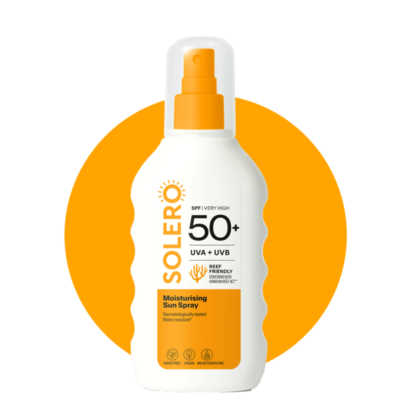 Sonnencreme-Spray mit hoher Schutzwirkung, verpackt in flacher, weißer Flasche mit orangefarbenem Sprühkopf und Hintergrund.