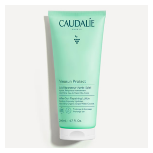 Grüne Flasche mit Reparatur-Lotion für nach der Sonne von Caudalie, die Aloe Vera und Traubenwasser enthält.