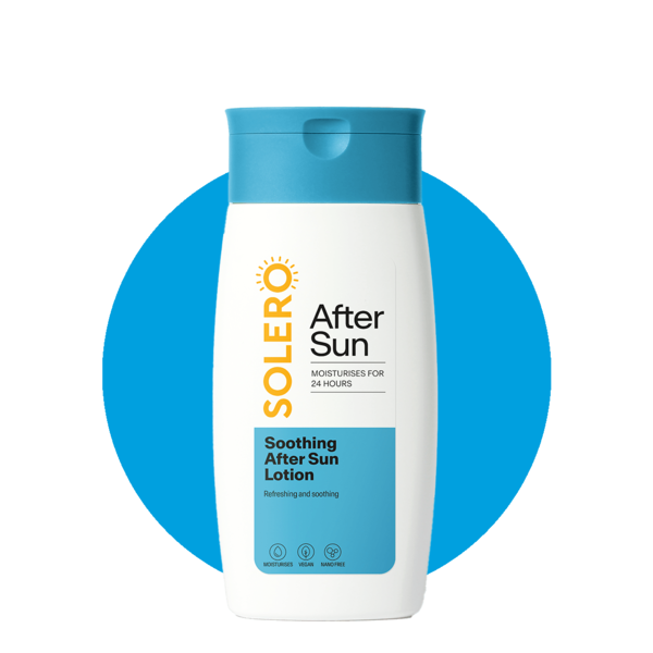 Flasche mit After-Sun-Lotion von Solero, weiße Verpackung mit blauer Kappe und detaillierter Produktbeschreibung.