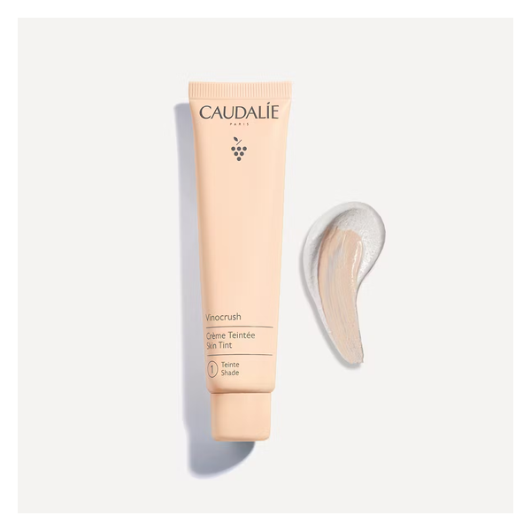 Röhrenförmige Verpackung einer getönten Creme von Caudalie mit Produktname und einer Farbprobe daneben.