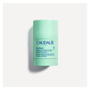 Grüner Deodorantstick von Caudalie mit der Bezeichnung 'Vinofresh', für 24 Stunden natürlichen Schutz.