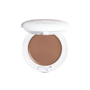 Runde Kompaktcreme in hellbrauner Farbe in einer weißen Verpackung mit Deckel.