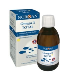 Flasche mit Omega-3 TOTAL von NORSAN in einem flachen Karton, beide mit blauer und weißer Beschriftung.