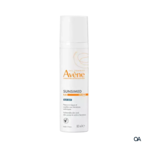 Weißer Sprühflakon von Avène mit orangefarbenen Akzenten, der Sonnenschutz für empfindliche Haut bietet.
