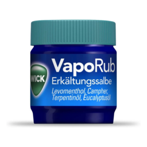 Blaue Verpackung mit grünem Deckel von Wick VapoRub Erkältungsbalsam, enthält Levomenthol und Eukalyptusöl.