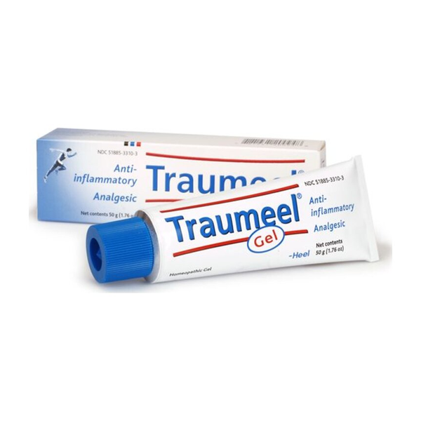 Traumeel Gel in einer weißen Tube mit blauer Kappe, verpackt in einer hellblauen Schachtel, bietet entzündungshemmende Wirkung.