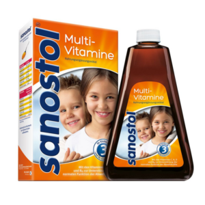 Sanostol Multi-Vitamine in einer Flasche neben einer Verpackung, mit lächelnden Kindern auf beiden Produkten.