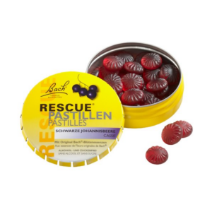 Runde pastillen in einer gelben Dose mit Aufschrift "RESCUE Pastillen Schwarze Johannisbeere" und Früchtemotiv.